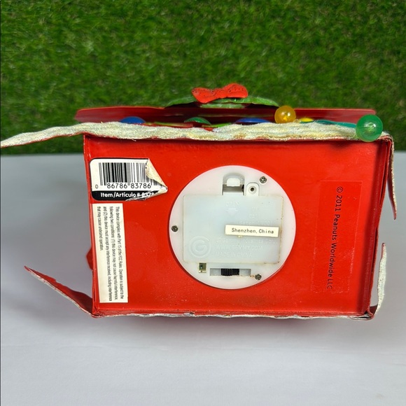 2011 Metal Peanuts Snoopy Color Changing Lighted Christmas Holiday Decor - Picture 7 of 8